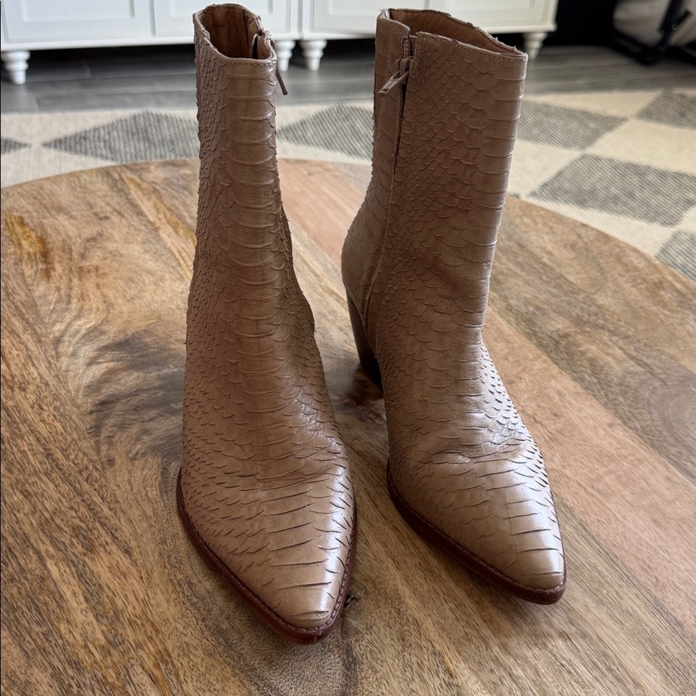 Matisse Womens Caty Boot Size 6.5 Cream Snakeskin Western Bootie Block Heel